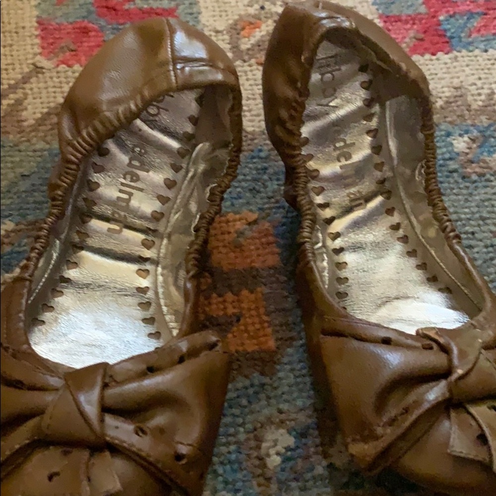 Ladies flat shoes.